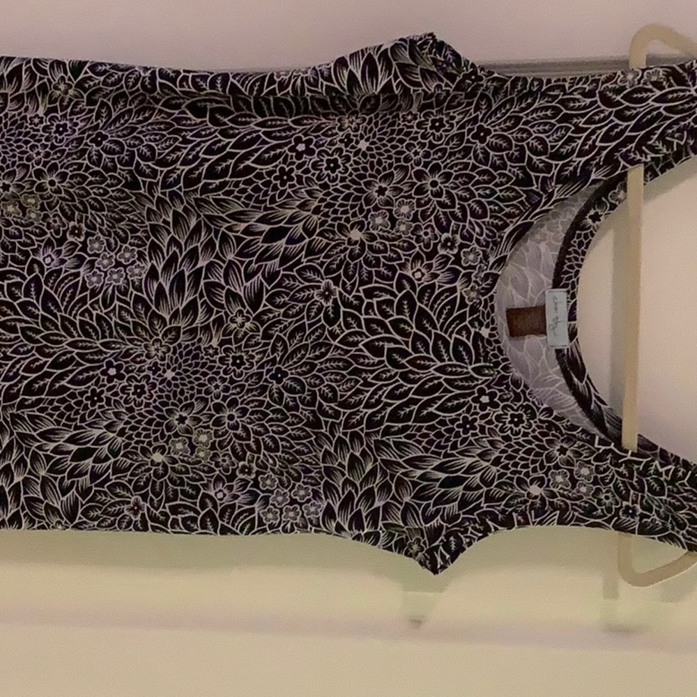 Clear Sky sleeveless top, size XL. Black and white